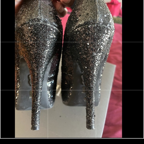 VERA WANG SHOES.. VERY PRETTY - Picture 4 of 7